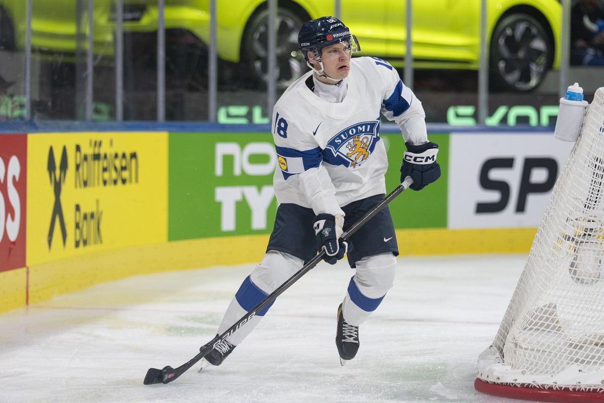epa12964327 Finland's Vili Saarijarvi in action during the 2026 IIHF Men's Ice Hockey World Championship preliminary round group A game between Hungary and Finland, in Zurich, Switzerland, 1 ...