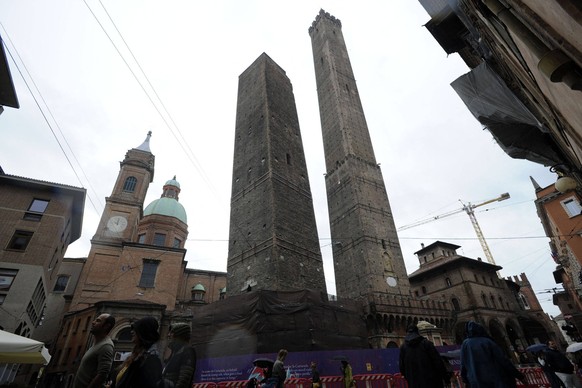 The Garisenda Tower cordoned off Bologna - The Garisenda tower, cordoned off for further investigations after an anomalous torsion of the structure was found, possibly caused by the vibrations of the  ...
