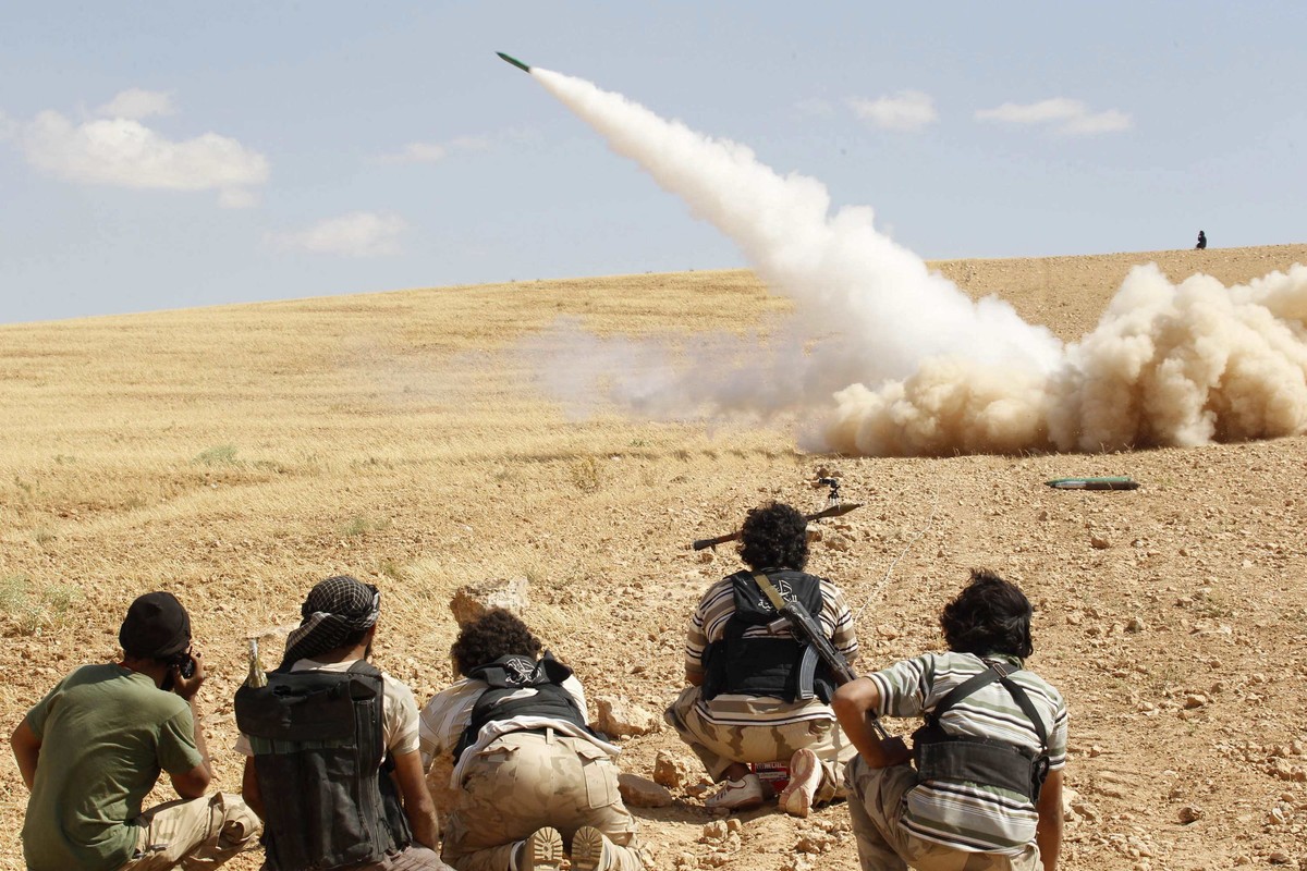 Soldaten der freien syrischen Armee feuern eine Rakete ab.