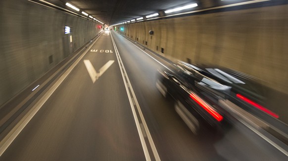 ARCHIV - ZUM KAMPAGNENSTART ZUR ABSTIMMUNG AM 28. FEBRUAR 2016, DURCH BUNDESRAETIN DORIS LEUTHARD STELLEN WIR IHNEN FOLGENDES ARCHIVBILD ZUR VERFUEGUNG. - Ein Auto faehrt im Gotthardtunnel, fotografie ...