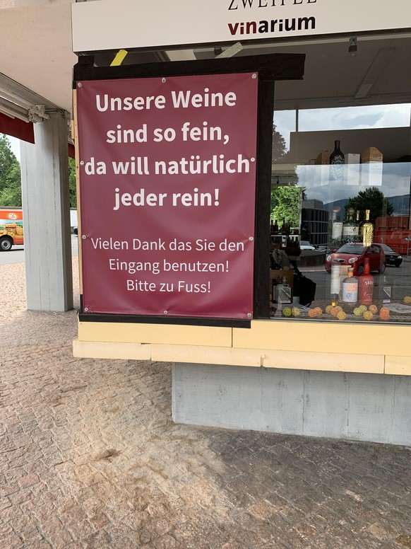 PICDUMP 419 – folge dem Licht in die Spassigkeit! 🥸\nIn Aarau, als ein Auto in das Schaufenster des Geschäft gerasselt ist. 😅