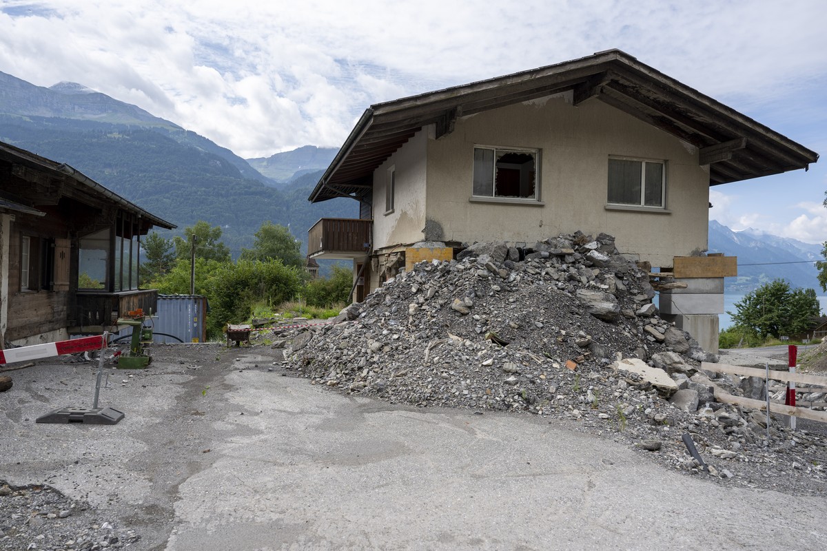 Sicht auf zerstoerte unbewohnte Wohnhaeuser, am Mittwoch, 30. Juli 2025, in Brienz. Am 12. August jaehrt sich der Tag, an dem der Muehlebach nach heftigen Unwettern ueber die Ufer trat und den Ortstei ...