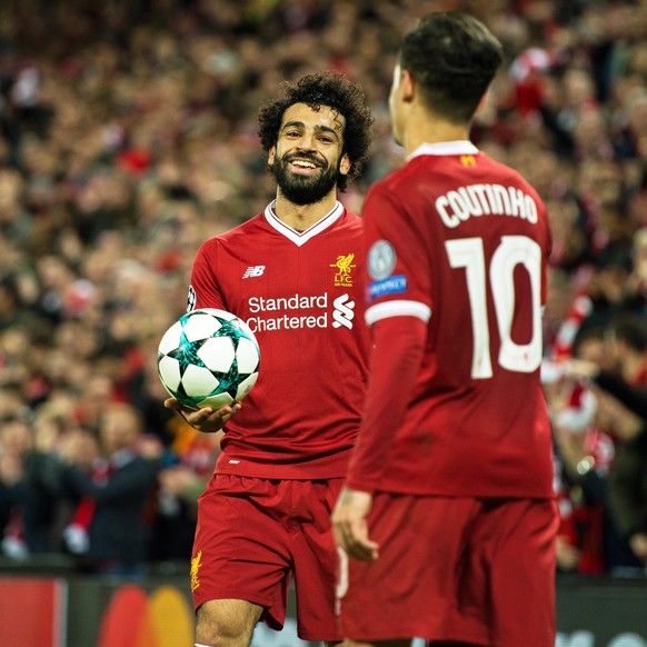 Salah überreicht Coutinho den Matchball nach dessem Hattrick beim 7:0-Sieg Liverpools über Spartak Moskau.
