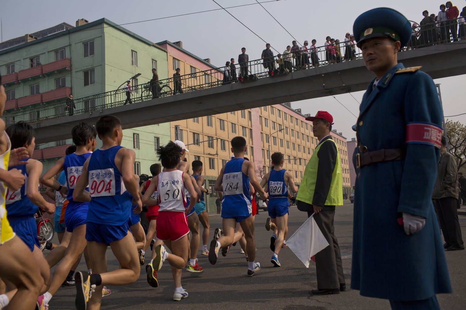 Ein uniformierter Mann sichert die Marathon-Strecke.