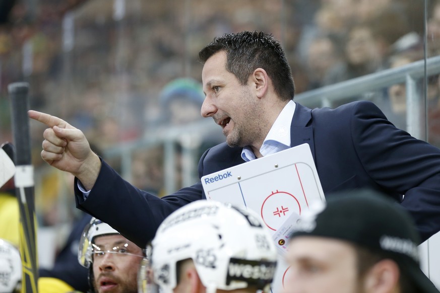 Berns Assistenztrainer Marco Bayer gibt Anweisungen im Eishockey-Meisterschaftsspiel der National League A zwischen dem EHC Biel und dem SC Bern, am Sonntag, 24. Januar 2016, in der Tissot Arena in Bi ...