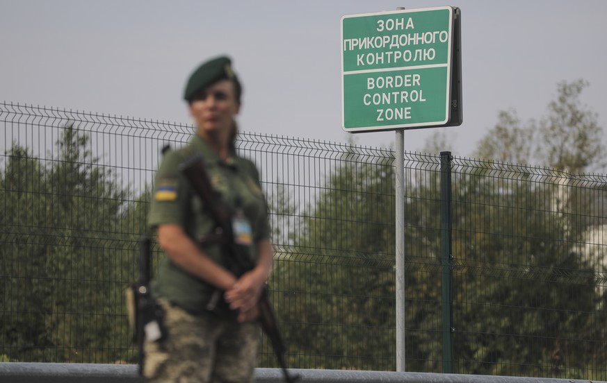 Ukrainian border guard officer stands guard at the Krakovets - Korcheva border crossing point in Krakovets, Ukraine, Tuesday, Aug. 16, 2022. A renovation of Krakovets border crossing point is a part o ...