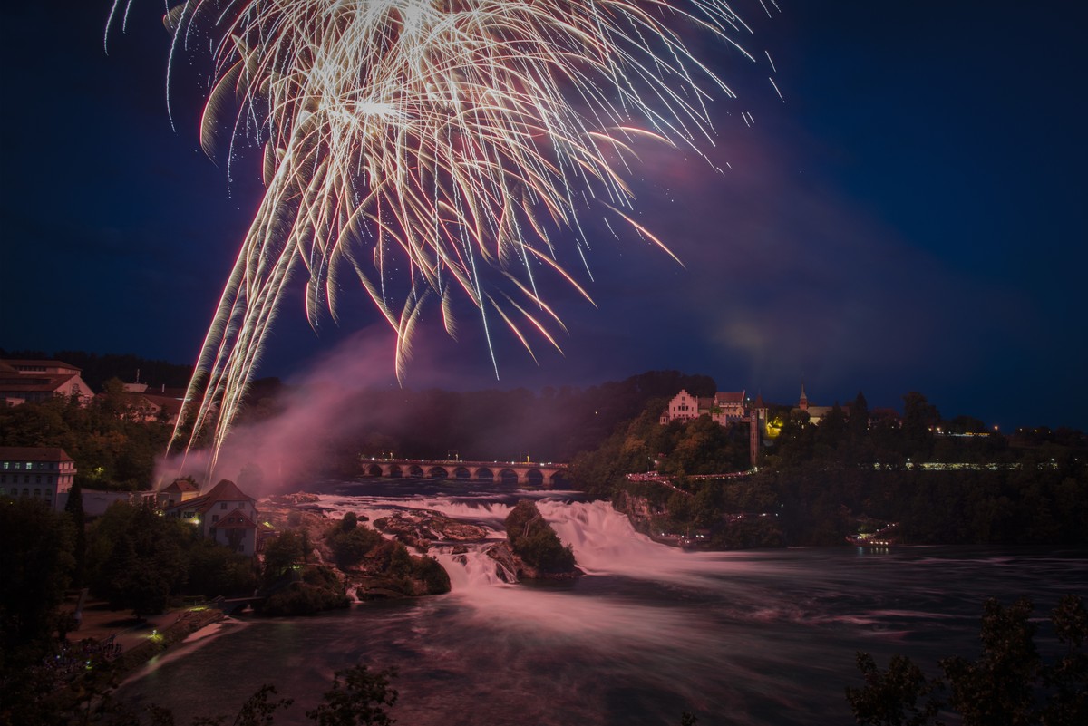 Blick auf das Feuerwerk "Fire on the rocks" am Himmel ueber dem Rheinfall, anlaesslich des Nationalfeiertags, am Dienstag, 31. Juli 2018, in Neuhausen am Rheinfall. (KEYSTONE/Melanie Duchene ...