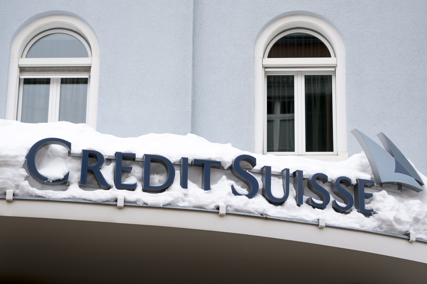 ARCHIV - ZUR MELDUNG ZUM JAHRESERGEBNIS 2018 VON DER CREDIT SUISSE AM DONNERSTAG, 14. FEBRUAR 2019, STELLEN WIR IHNEN FOLGENDES BILDMATERIAL ZUR VERFUEGUNG - The Credit Suisse bank logo is pictured un ...