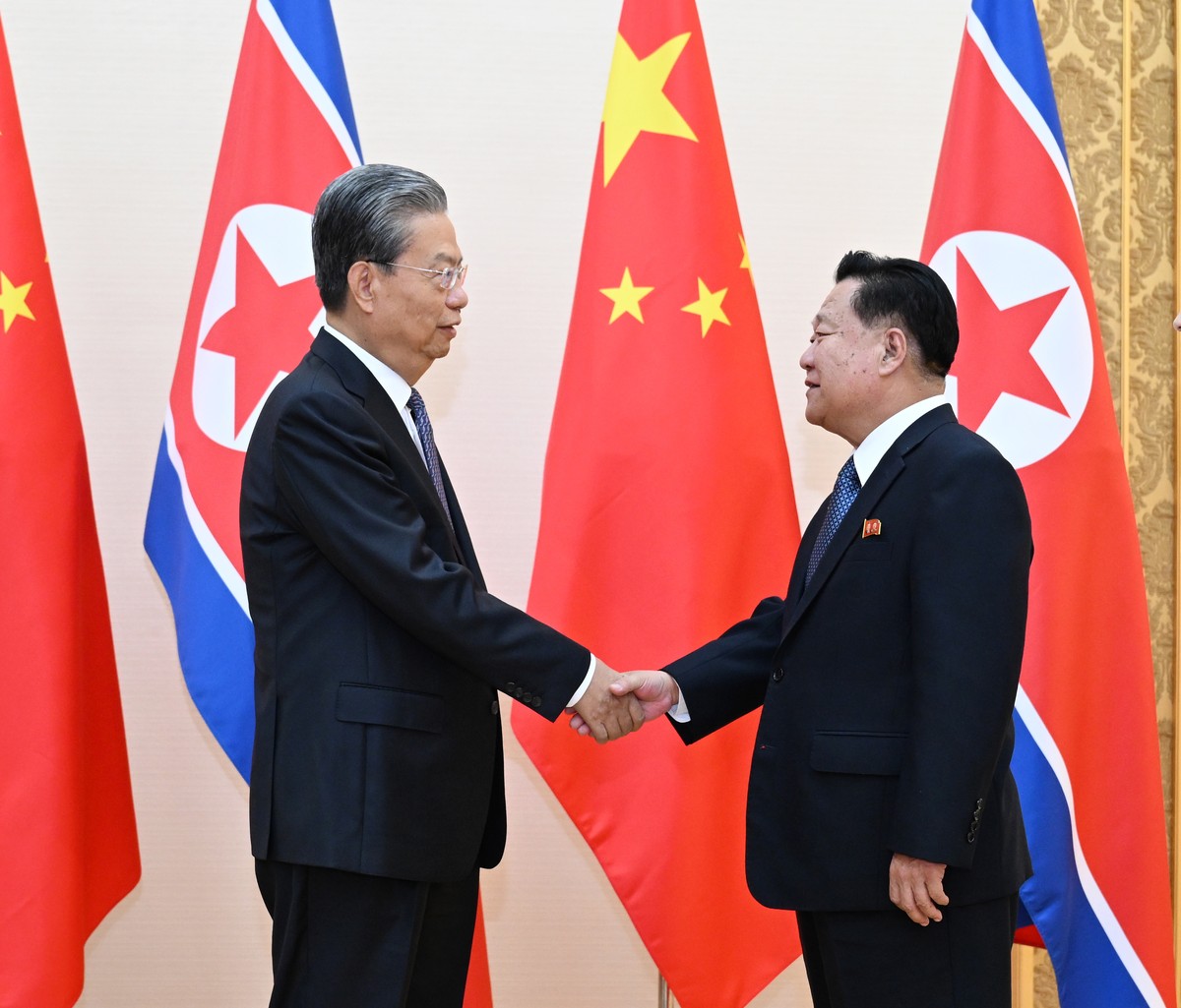 Zhao Leji, le numéro trois chinois, est reçu à Pyongyang par son homologue nord-coréen Choe Ryong Hae.
