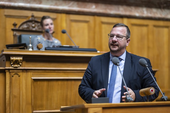 Mitte Fraktionschef Philipp Matthias Bregy, Mitte-VS, rechts, spricht vor der Nationalratspraesidentin Irene Kaelin, GP-AG, zur Grossen Kammer, an der Sommersession der Eidgenoessischen Raete, am Donn ...