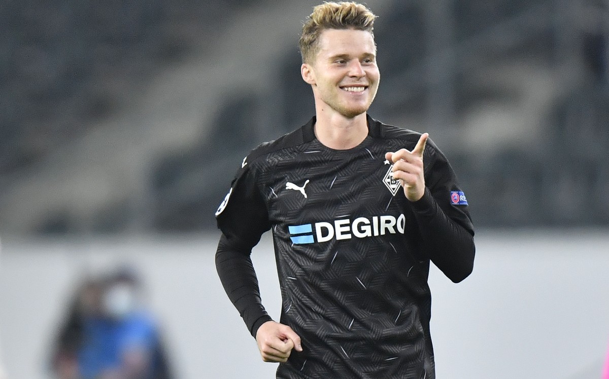Moenchengladbach's Nico Elvedi celebrates after scoring his side's second goal during the Champions League, Group B, soccer match between Borussia Moenchengladbach and Shakhtar Donetsk at th ...