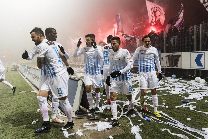 Die Zuercher Spieler jubeln nach ihrem Sieg im Challenge League Fussballspiel zwischen dem dem FC Winterthur und dem FC Zuerich im Stadion Schuetzenwiese, am Montag, 12. Dezember 2016 in Winterthur. ( ...