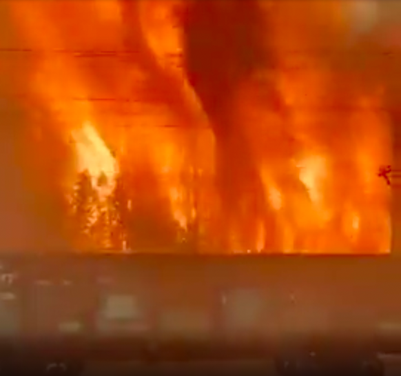 Standbild aus einem Video, das Flammen beim Brand in der Region Krasnojarsk zeigt.