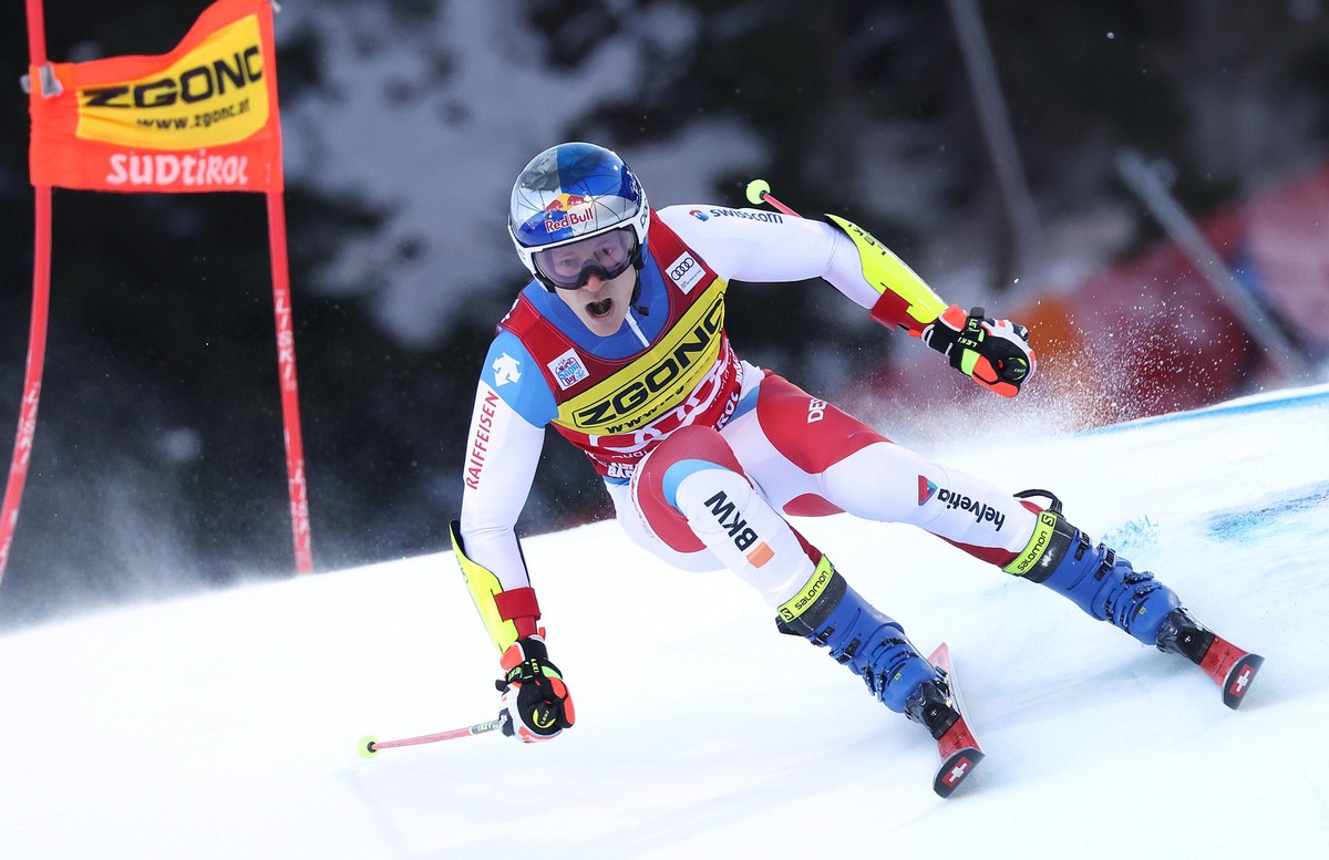 epa09651462 Marco Odermatt of Switzerland in action during the first run of the Men's Giant Slalom race at the FIS Alpine Skiing World Cup in Alta Badia, Italy, 20 December 2021. EPA/ANDREA SOLER ...