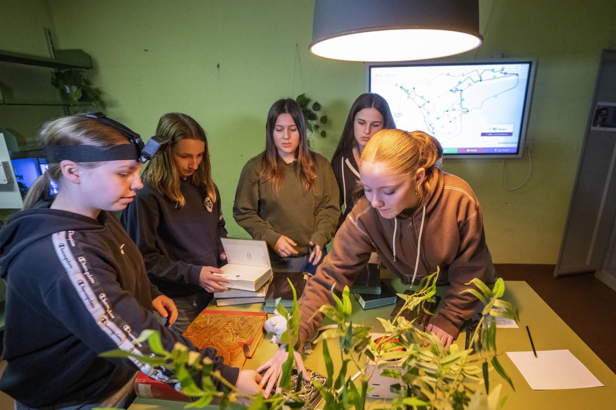 Schuelerinnen der Sportschule Kriens loesen ihre Aufgaben im ersten Computer Science Educational Escape Room der Schweiz, anlaesslich der Vorstellung des Projekts in der Zivilschutzanlage Sonnenberg i ...