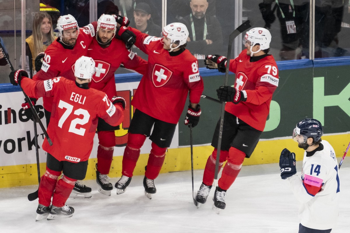 Switzerland's Nino Niederreiter, 3rd left, celebrates his goal to 1:0 with his teammates, during the 2026 IIHF Men's Ice Hockey World Championship preliminary round group A game between Swit ...