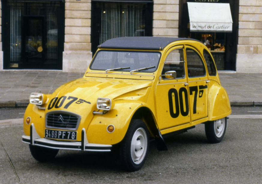 Selbst Geheimagent James Bond (gespielt von Roger Moore) fuhr in «For your eyes only» einen 2 CV. Citroën legte daraufhin ein auf 1000 Exemplare limitiertes Sondermodell auf.