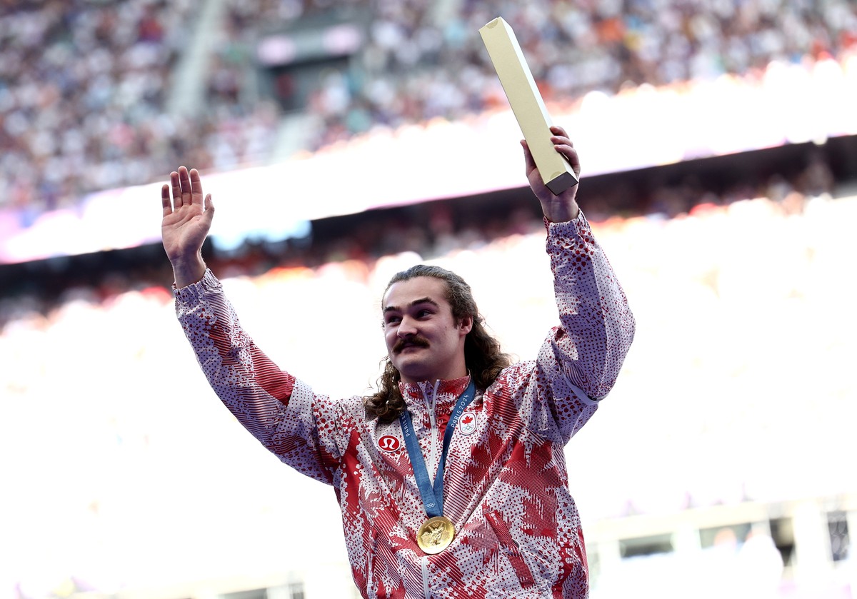 epa11528401 Gold medalist Ethan Katzberg of Canada during the medal ceremony for the Men Hammer Throw of the Athletics competitions in the Paris 2024 Olympic Games, at the Stade de France stadium in S ...