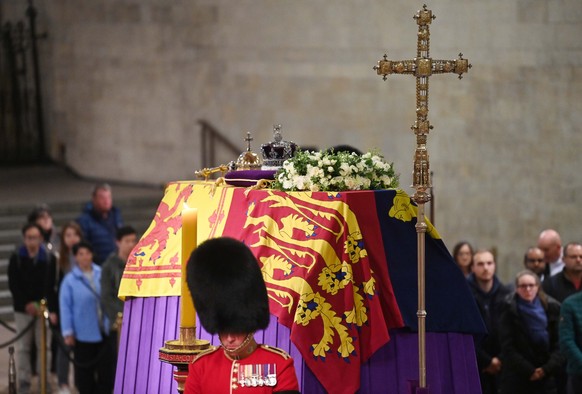 epa10192673 Guards attend the Lying-in-State of Britain&#039;s Queen Elizabeth II at the Palace of Westminster in London, Britain, 18 September 2022. The queen&#039;s lying in state will last for four ...