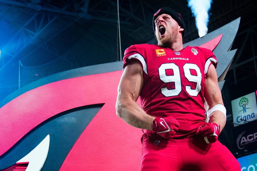 Syndication: Arizona Republic December 12, 2022 Glendale, Ariz USA Cardinals defensive lineman JJ Watt 99 comes onto the field prior to a game against the Patriots at State Farm Stadium. NFL, American ...