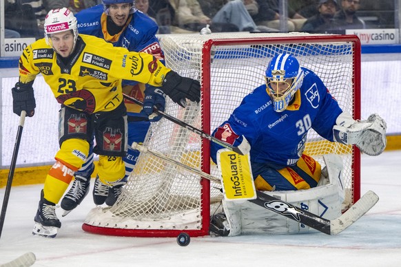 Torhueter Leonardo Genoni, links, von Zug im Spiel gegen Marco Lehmann, links, von Bern beim Eishockey Qualifikationsspiel der National League zwischen dem EV Zug und dem SC Bern am Dienstag, 9. Septe ...