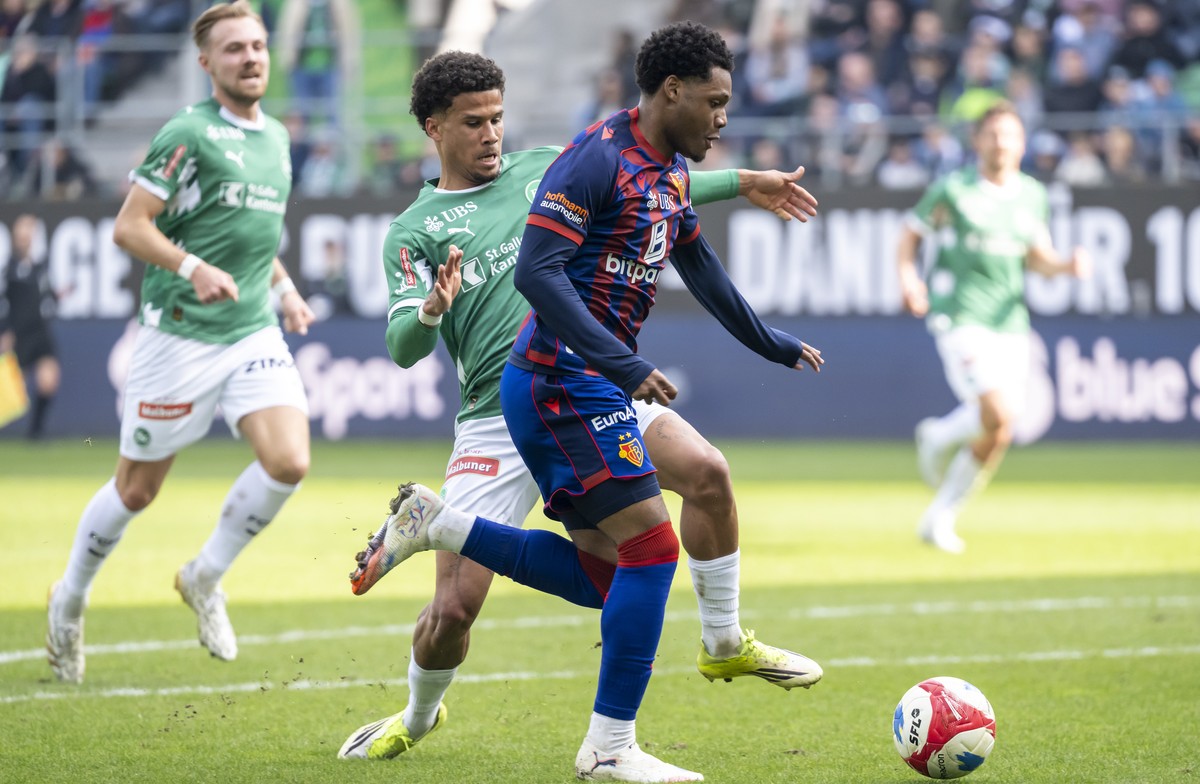 Chima Okoroji (SG), links, gegen Julien Duranville (BAS), rechts, im Fussball Meisterschaftsspiel der Swiss Super League zwischen dem FC St. Gallen 1879 und dem FC Basel 1893 im Kybunpark in St. Galle ...
