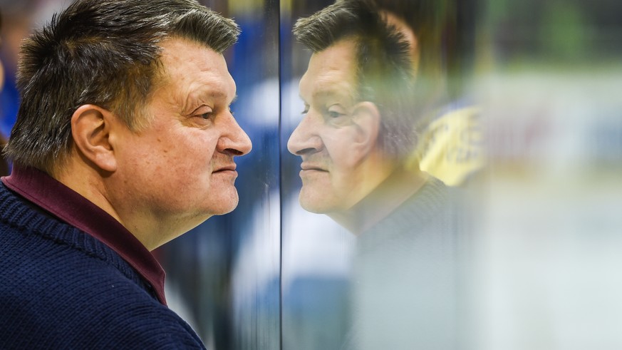 HCD-Praesident Gaudenz F. Domenig verfolgt das Meisterschaftsspiel der National League A zwischen dem HC Davos und den SCL Tigers, am Freitag, 19. Februar 2016, in der Vaillant Arena in Davos. (KEYSTO ...