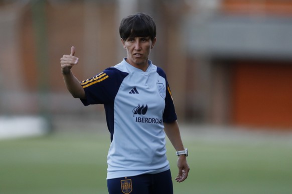 epa11603114 Spanish coach Sonia Bermudez leads a training session in Envigado, Colombia, 13 September 2024. The Spanish U-20 women&#039;s national team settled in Medellin and held its first training  ...