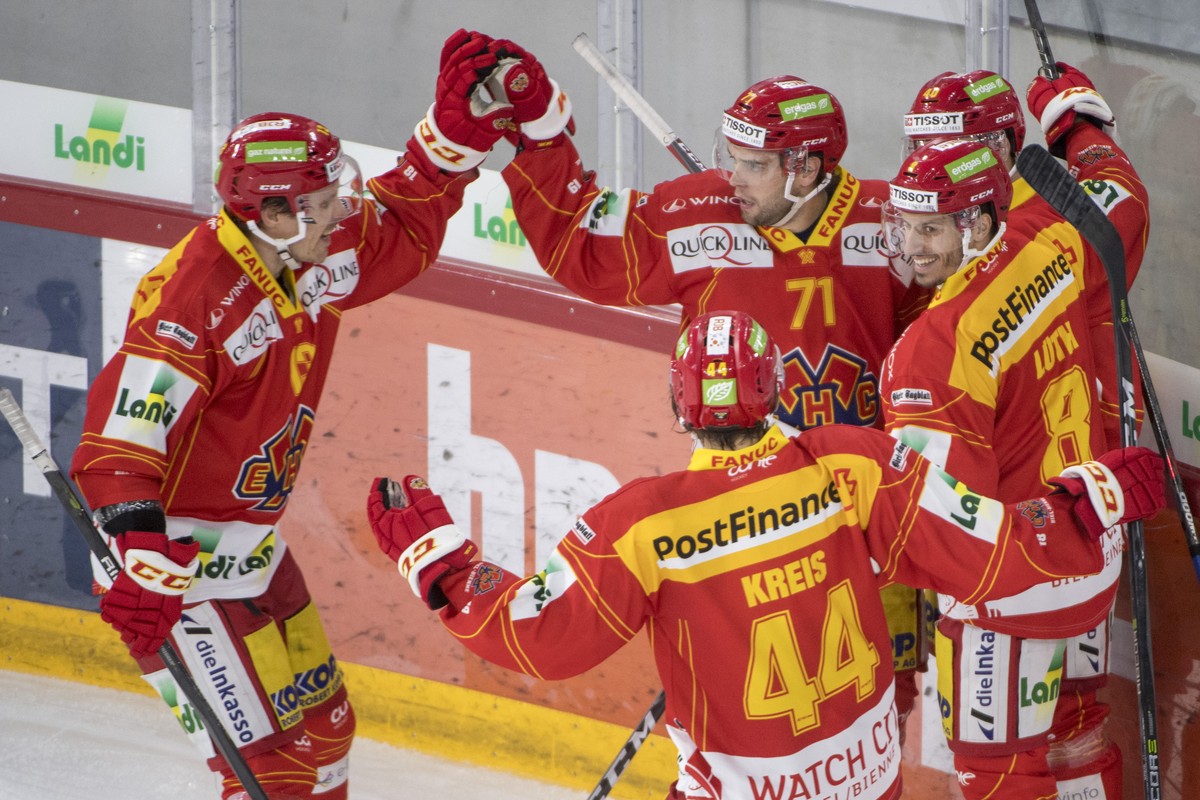 Biels Anssi Salmela, Samuel Kreis, Julian Schmutz, Fabian Luethi, Jan Neuenschwander, von links, jubeln, waehrend dem Meisterschaftsspiel der National League, zwischen dem EHC Biel und dem HC Genf-Ser ...