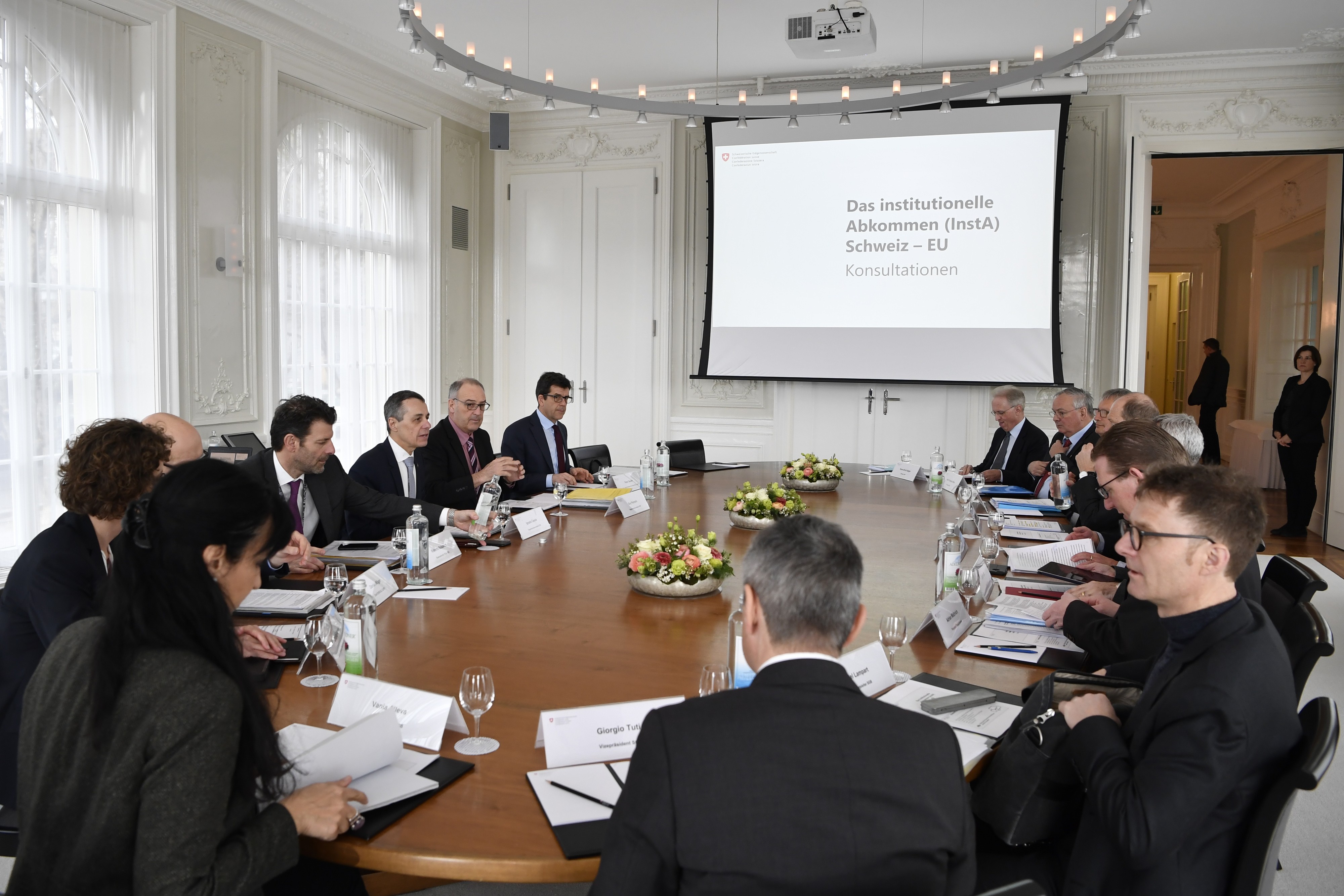 Bundesrat Ignazio Cassis, Dritter von links, mit Bundesrat Guy Parmelin, Zweiter von links, und Staatssekretaer Roberto Balzarett, Vierter von links, an den Konsultationen zwischen dem Bundesrat und d ...