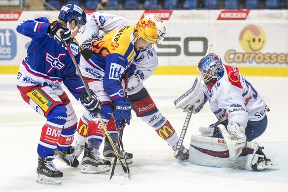 EHC Kloten Stuermer Vincent Praplan, Mitte links, und Tomi Sallinen, links, gegen ZSC Lions Torhueter Lukas Flueeler und Samuel Guerra, Mitte rechts, waehrend dem Eishockey-Meisterschaftsspiel der Nat ...