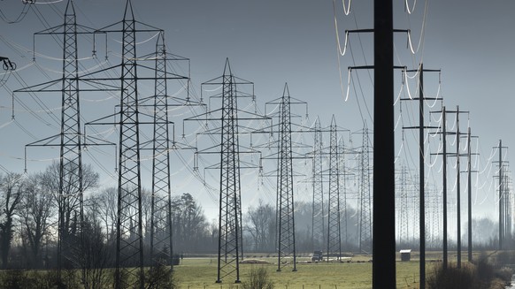 ARCHIV -- Hochspannungsleitungen leiten den Strom aus den Wasserkraftwerken der Alpen in das flachland, aufgenommen in der Linthebene am Freitag, 6. Januar 2023 bei Benken, St. Gallen. Die Winterstrom ...