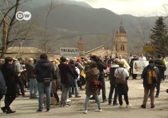 Örtliche Proteste gegen Bannons Kaderschmiede.