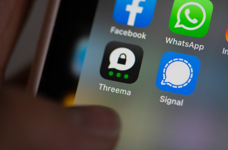 Die Instant-Messaging- und Social Media-Apps: Facebook, WhatsApp, Instagram, Threema und Signal auf einem Smartphone, fotografiert am Donnerstag, 14. Januar 2021, in Zuerich. (KEYSTONE/Christian Beutl ...