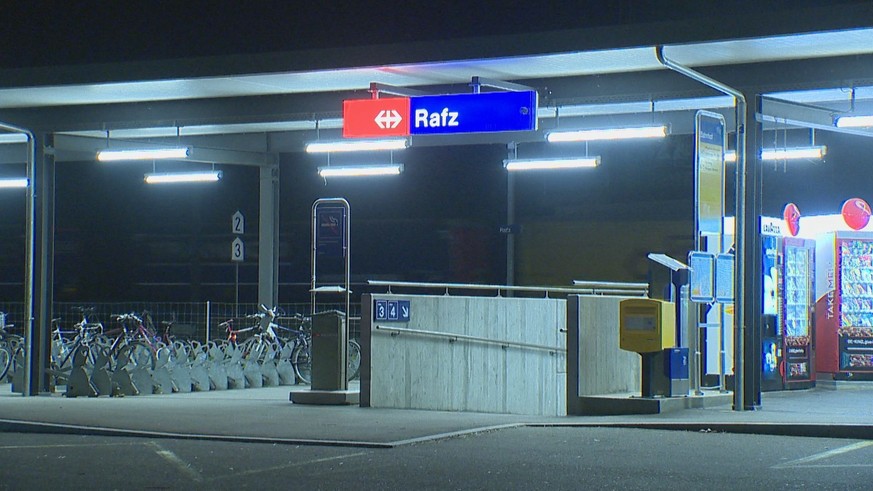Am Bahnhof Rafz ZH wurde ein Jugendlicher durch einen Stromschlag schwer verletzt.