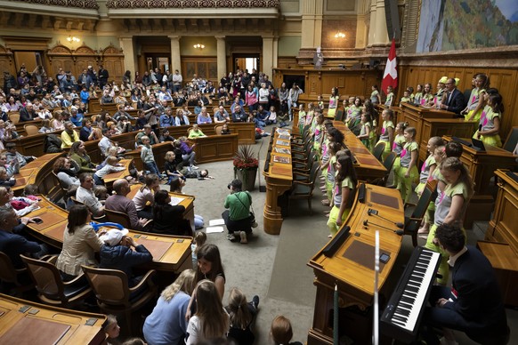Nationalratspraesident Martin Candinas, Mitte-GR, spricht neben der Kinderchor &quot;Die Schwiizergoofe&quot; und vor die Besucher, am Samstag, 15. April 2023 im Nationalrat, im Bundeshaus in Bern. He ...