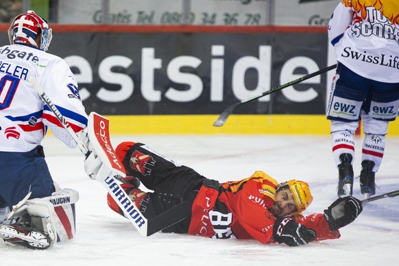 Berns Topscorer Mark Arcobello stuerzt aufs Eis, im Eishockey Meisterschaftsspiel der National League zwischen dem SC Bern und den ZSC Lions, am Samstag, 16. November 2019 in der Postfinance Arena in  ...