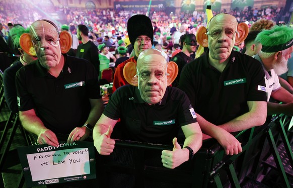 epa11055748 Darts fans wait for the PDC World Darts final between Britain?s Luke Littler and Britain?s Luke Humphries, in London, Britain, 03 January 2024. EPA/ANDY RAIN