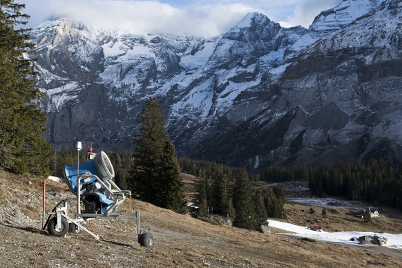 Eine Schneekanone aufgenommen in Kandersteg, am Samstag, 24. Dezember 2016. (KEYSTONE/Anthony Anex)