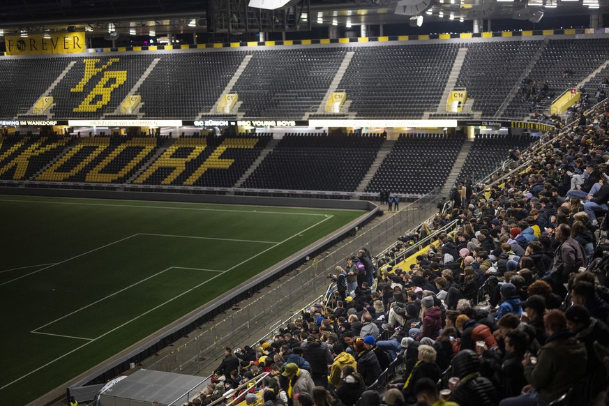 Gut 3000 Fans verfolgen in einem Public Viewing ueber den Stadionbildschirm das Fussball Meisterschaftsspiel der Super League zwischen dem Grasshopper Club Zuerich und dem BSC Young Boys, am Dienstag, ...