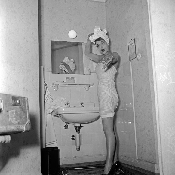 Die franz�sische S�ngerin Daniele Dupre bei einem Fotoshooting im Hotel Bellevue in Hamburg, Deutschland 1950er Jahre. French singer Daniele Dupre at a photo shoot in her hotel room at Hamburg, German ...