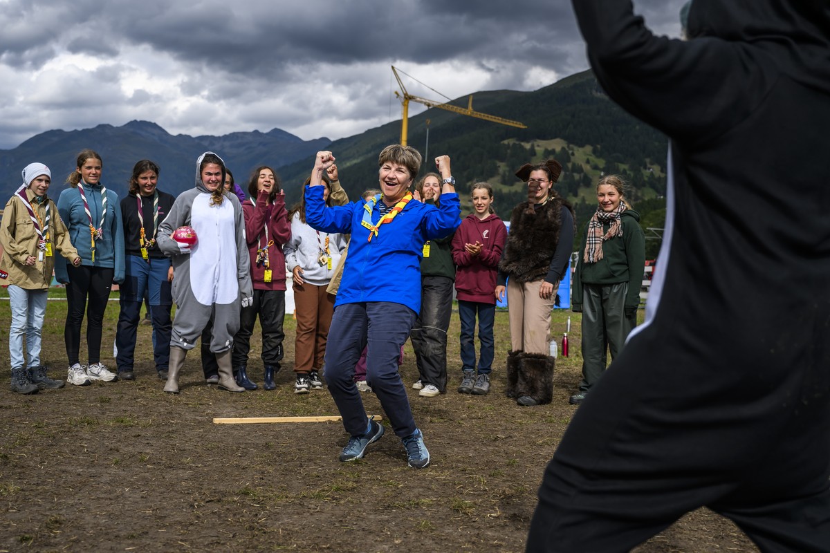 La Conseillere federale Viola Amherd visite les 30'000 jeunes du camp federal scout le samedi 30 juillet 2022 a Ulrichen dans la vallee de Conches. (KEYSTONE/Jean-Christophe Bott)