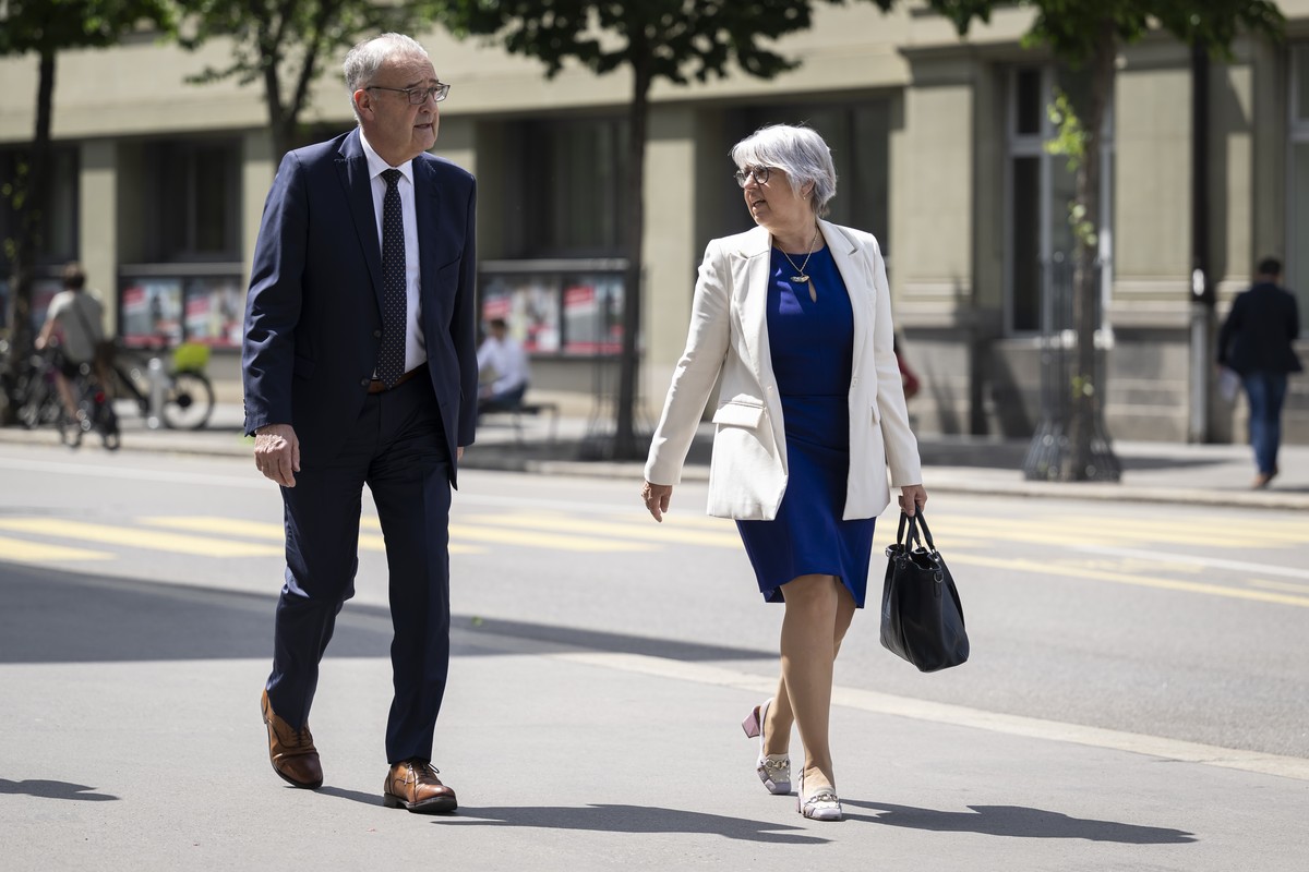 Bundesrat Guy Parmelin, links, und Bundesraetin Elisabeth Baume-Schneider, rechts, laufen am Bundeshaus entlang, am Dienstag, 18. Juni 2024 in Bern. (KEYSTONE/Anthony Anex)