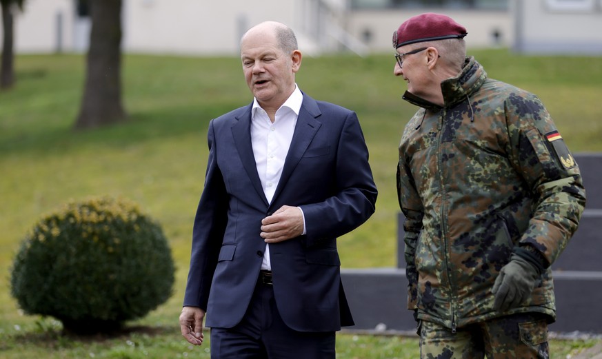 epa11200021 Brigade general and Commander of the Special Forces Command (KSK) Ansgar Meyer (R) welcomes German Chancellor Olaf Scholz (L), as he arrives at the German Special Forces Command (KSK) in C ...