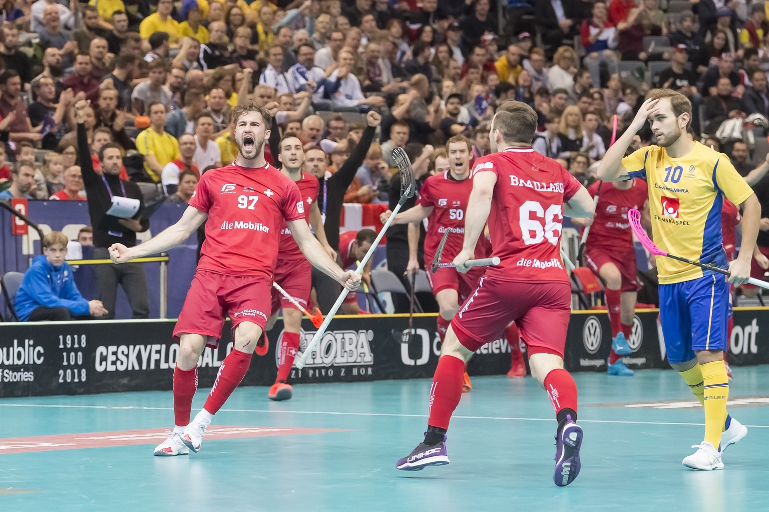 Luca Graf (links, Schweiz) bejubelt das 2. Tor mit Tim Braillard (Mitte, Schweiz), Rechts Albin Sjogren (rechts, Schweden). waehrend dem Halbfinalspiel Schweden gegen Schweiz, Unihockey Weltmeistersch ...