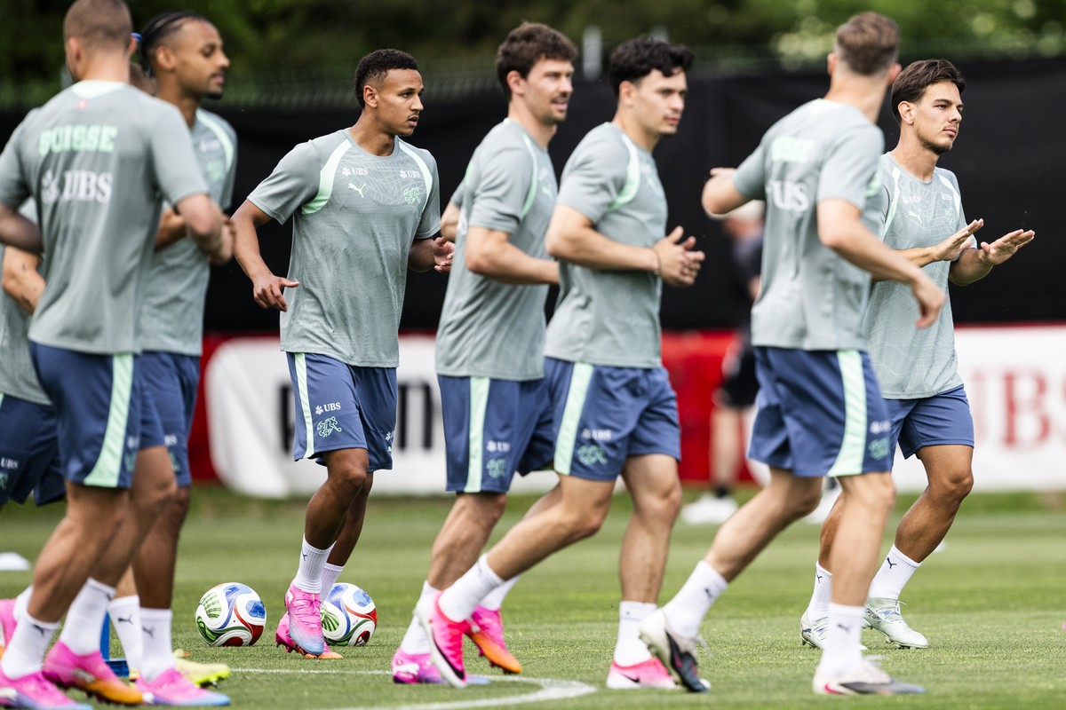 Ardon Jashari, rechts, Luca Jaquez, dritter von links, mit Mitspielern der Schweizer Fussball Nationalmannschaft im Training beim WM26 Pre-Camp in St. Gallen am Mittwoch, 27. Mai 2026. (KEYSTONE/Gian  ...