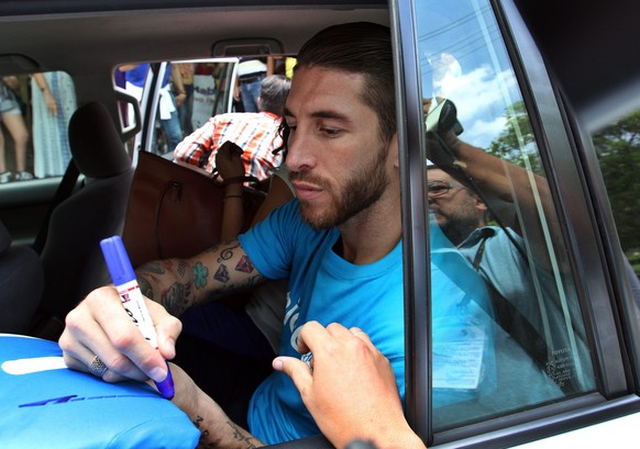 epa04803199 Real Madrid&#039;s Spanish soccer player, Sergio Ramos, signs autographs upon his arrival at a school in Havana, Cuba, 16 June 2015. Ramos was in Cuba to visit UNICEF projects. EPA/Alejand ...