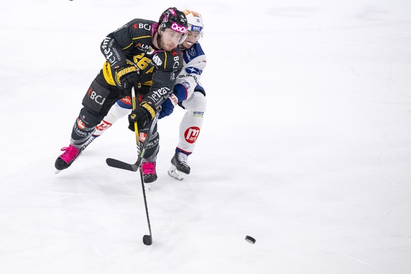 Ajoies Kevin Fey, links, gegen Zuerichs Sven Andrighetto, rechts, im Eishockey-Qualifikationsspiel der National League zwischen dem HC Ajoie und den ZSC Lions in der Raiffeisen Arena in Porrentruy, am ...