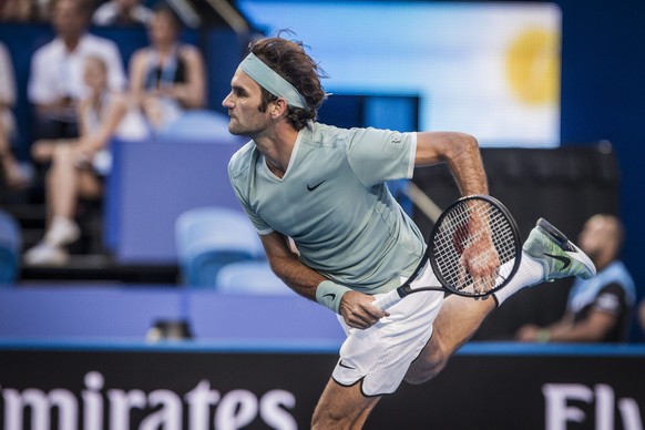 epa05695010 Roger Federer of Switzerland in action against Dan Evans of Britain during their men&#039;s singles match of the Hopman Cup at the Arena in Perth, Australia, 02 January 2017. EPA/TONY MCDO ...