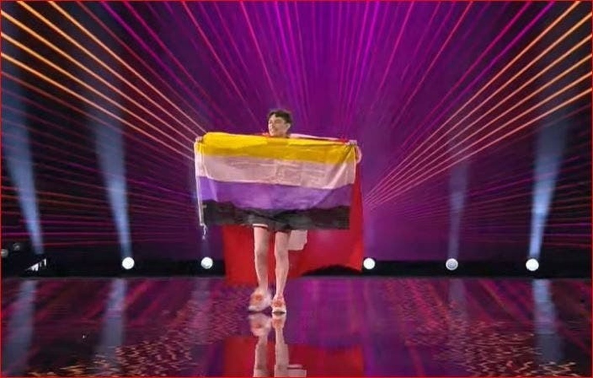 Nemo affiche le drapeau non binaire lors du défilé des drapeaux du pays au début du spectacle.